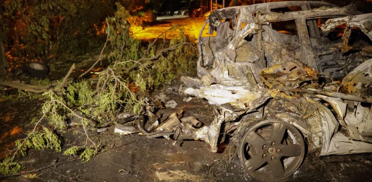 Car destroyed during shelling is seen on a street in Donetsk, Ukraine, late 04 June 2022 (Fot. EPA/PAP/ALESSANDRO GUERRA)