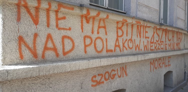 Jeden z napisów wykonanych przez zatrzymanego (fot. Radio Gdańsk/Przemysław Woś)