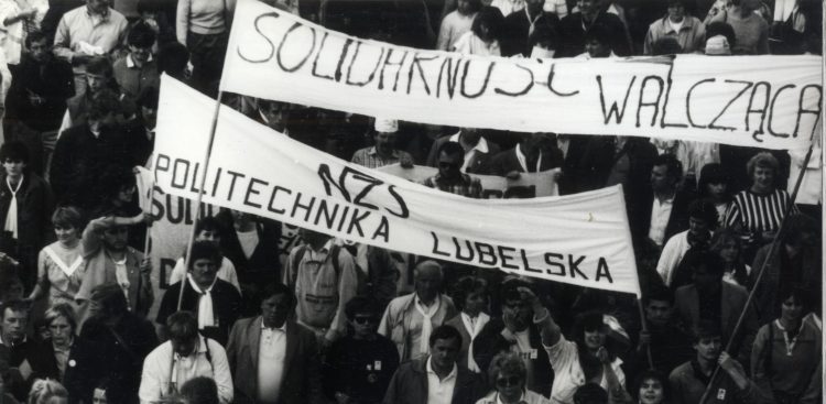 Działacze „Solidarności Walczącej” w czasie mszy św. z udziałem papieża Jana Pawła II w 1987 roku w Gdańsku (fot. IPN)