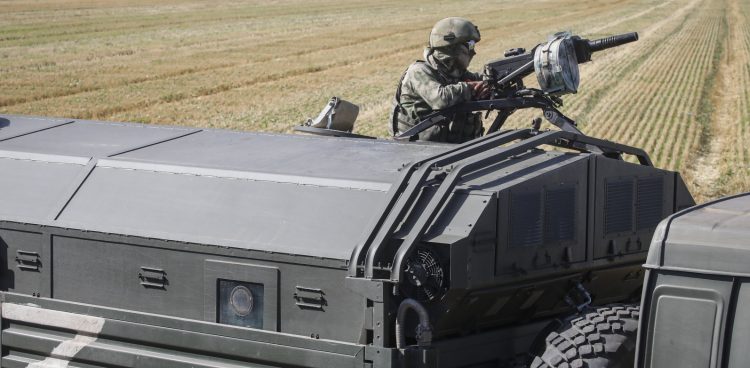 Rosyjski żołnierz w Melitopolu (fot. PAP/EPA/Sergei Ilnitsky)