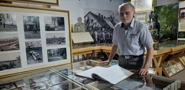 Dariusz Wardaszko, kustosz Muzeum Kresów i Ziemi Ostrowskiej (fot. Radio Gdańsk/Michał Rzepiak)