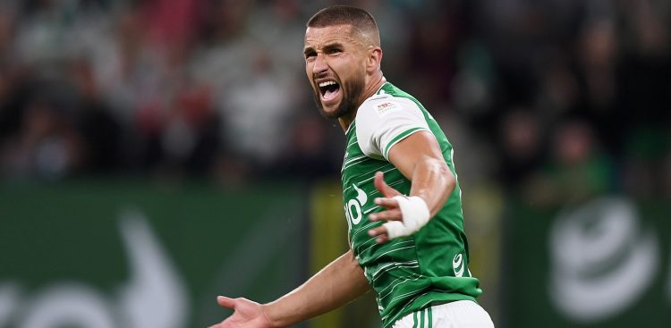 Piłkarz Lechii Gdańsk Łukasz Zwoliński podczas czwartkowego meczu z Rapidem Wiedeń (fot. PAP/Marcin Gadomski)