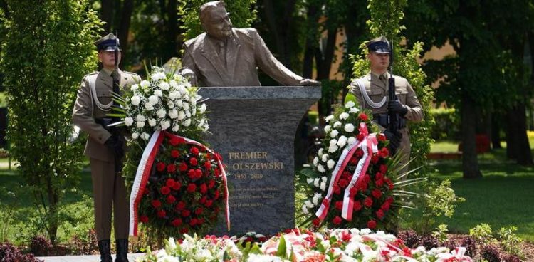 Fot. sejm.gov.pl/ Odsłonięcie pomnika Jana Olszewskiego w jego w Okuniewie pod Warszawą