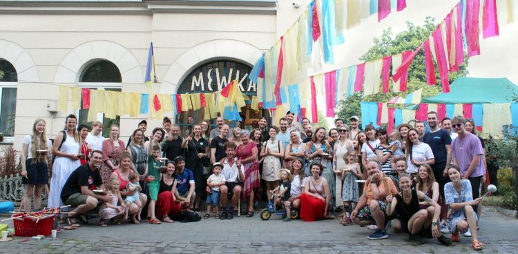 Wspólne zdjęcie uczestników 5 urodzin Mewki. (fot. Galeria Mewka)