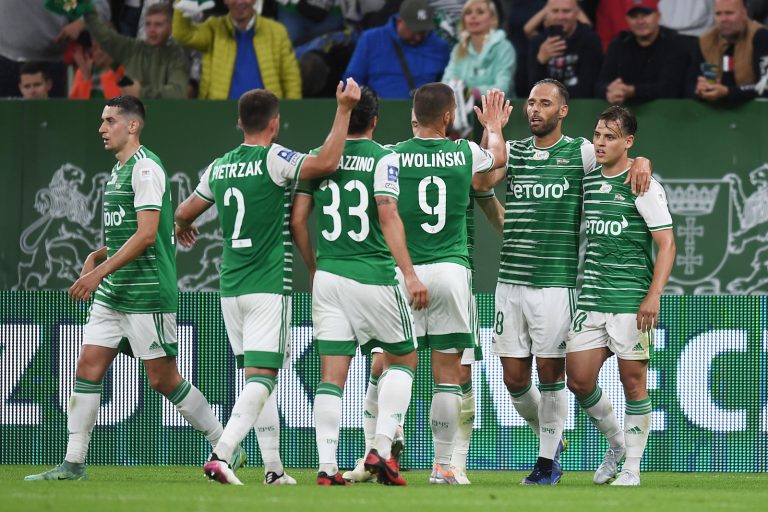 Gdañsk, 07.07.2022. Radoæ zawodników Lechii Gdañsk po kolejnej bramce zdobytej podczas meczu 1. rundy eliminacji pi³karskiej Ligi Konferencji z Akademij¹ Pandev, 7 bm. (js) PAP/Jan Dzban