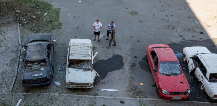 Charków, Ukraina, 18.07.2022. Zniszczenia po rosyjskim ostrzale w Charkowie, 18 bm. Trwa inwazja Rosji na Ukrainę. (ad) PAP/Mykola Kalyeniak
