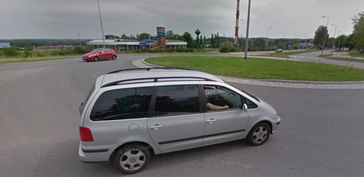Fot. google street/ Rondo u zbiegu ulic Leszczyńskiego i Grunwaldzkiej.