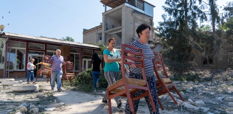 Charków, Ukraina. Nauczyciele wynoszą meble ze zniszczonego przez dwie rosyjskie rakiety budynku szkoły podstawowej w Charkowie (Fot. PAP/Mykola Kalyeniak)