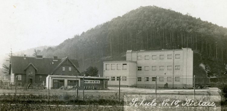Szkoła Powszechna nr 10 w Chyloni na tle Góry św. Mikołaja (Świętej Góry), 1939-1945, (fot. zbiory Muzeum Miasta Gdyni)