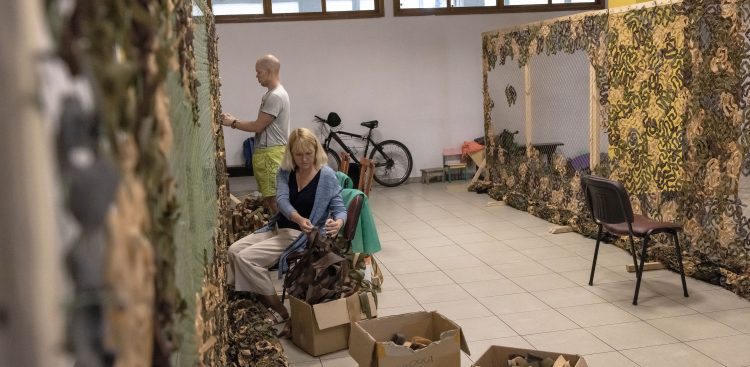 Wolontariusze tworzą siatki kamuflażowe dla ukraińskiej armii
(Fot. EPA/ROMAN PILIPEY)