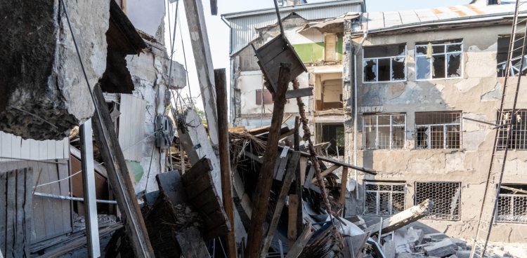 Spowodowane rosyjskim ostrzałem zniszczenia w jednej z placówek oświatowych w Charkowie (fot. PAP/Mykola Kalyeniak)