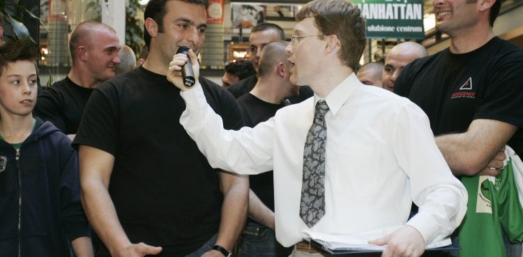 Centrum Handlowe Manhattan. Jacek Kamiński (biała koszula) prowadzi prezentację zespołu rugbowego Lechii Gdańsk 29.03.2007 fot. Krzysztof Mystkowski / KFP