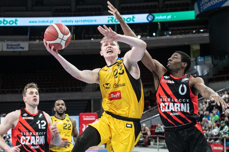 Ergo Arena. Ekstraklasa koszykówki mê¿czyzn. Mecz Trefl Sopot vs. Czarni S³upsk. Nz. Micha³ Kolenda ( Trefl ) i Anthony Marcus Lewis ( Czarni ).
20.03.2022
fot. Krzysztof Mystkowski / KFP