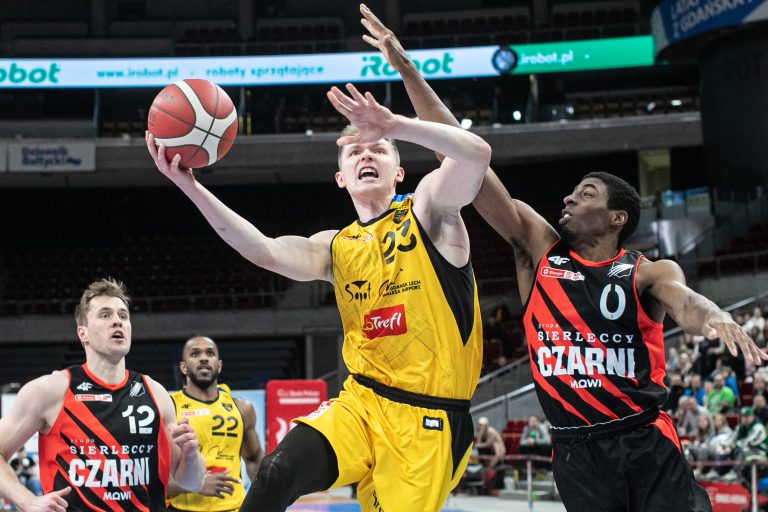 Ergo Arena. Ekstraklasa koszykówki mê¿czyzn. Mecz Trefl Sopot vs. Czarni S³upsk. Nz. Micha³ Kolenda ( Trefl ) i Anthony Marcus Lewis ( Czarni ).20.03.2022fot. Krzysztof Mystkowski / KFP