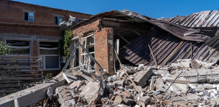 Charków, Ukraina, 06.08.2022. Zniszczony po rosyjskim ostrzale budynek fabryki mebli w Charkowie (Fot. PAP/Mykola Kalyeniak)