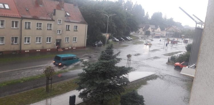 Ul. Piłsudskiego w Słupsku podczas deszczu