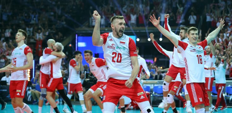 Katowice, 10.09.2022. Radość zawodników reprezentacji Polski po zwycięstwie w półfinałowym meczu mistrzostw świata siatkarzy w Katowicach, 10 bm. (js) PAP/Łukasz Gągulski