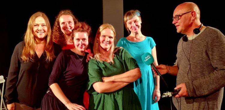 (Fot. Akademia Głosów Tradycji) / Włodzimierz Raszkiewicz podczas próby w Teatrze Gdynia Głowna