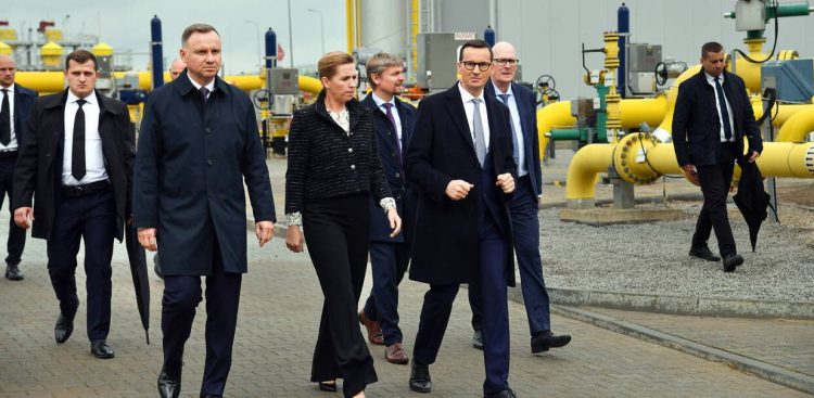 Na zdjęciu: Andrzej Duda, Prezydent RP, Mette Frederiksen, premier Danii, Mateusz Morawiecki, premier RP (P) podczas uroczystości otwarcia gazociągu Baltic Pipe (fot. PAP/Marcin Bielecki)