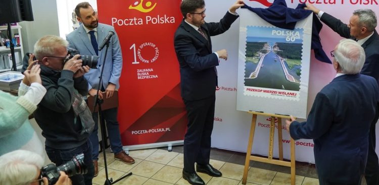 prezentacja znaczka "Przekop Mierzei Wiślanej" (Fot. Poczta Polska)