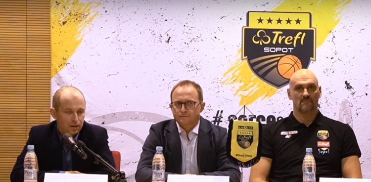 Nz. od lewej: prezes klubu Marek Wierzbicki, wiceprezydent Sopotu Marcin Skwierawski, oraz trener Żan Tabak 
fot. YouTube/Trefl Sopot