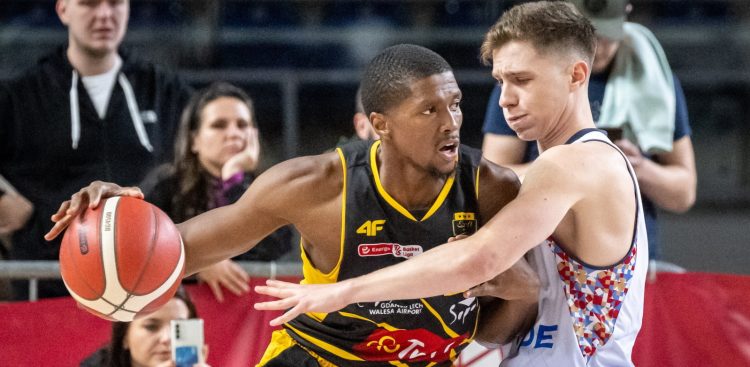 Toruń, 24.09.2022. Zawodnik Twardych Pierników Toruń  Kacper Gordon (P) i Cameron Wells (L) z Trefla Sopot podczas meczu 1. kolejki Ekstraklasy koszykarzy, 24 bm. (mk) PAP/Tytus Żmijewski