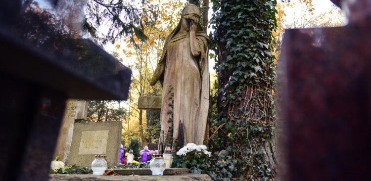 Sopot 01.11.2021. Cmentarz Katolicki w Uroczystość Wszystkich Świętych (fot. Radio Gdańsk/Roman Jocher)