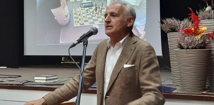 Prof. Krzesimir Dębski podczas wykładu na konferencji „Świat Kresów" w Prabutach
(fot. Andrzej Urbański)