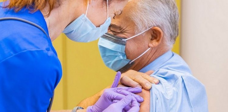 Na zdjęciu: dr Jerzy Karpiński przyjmuje szczepionkę przeciwko grypie (fot. GUMed/Paweł Sudara)