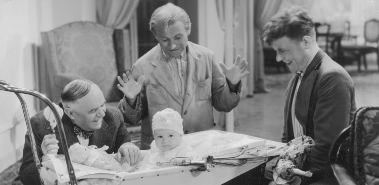 Kadr z filmu "Będzie lepiej" z 1936 roku. "Tońko" pośrodku. (Fot. Narodowe Archiwum Cyfrowe)