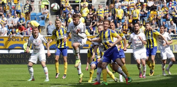 W ostatnim oficjalnym meczu Arki z Chojniczanką padł bezbramkowy remis, który dał żółto-niebieskim awans do ekstraklasy w sezonie 2015/16. (Fot. arka.gdynia.pl/Stanisław Wrzosek)