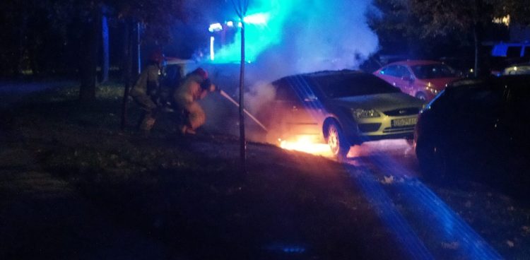 Fot. PSP Słupsk / Gaszenie auta podpalonego 11 października