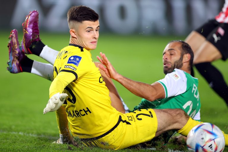Kraków, 08.10.2022. Bramkarz Cracovii Karol Niemczycki (L) i Flavio Paixao (P) z Lechii Gdañsk podczas meczu pi³karskiej Ekstraklasy, 8 bm. (gj) PAP/Łukasz Gągulski