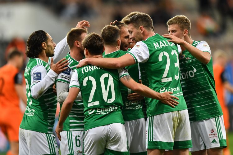 Lubin, 24.10.2022. Zawodnicy Lechii Gdańsk cieszą się z gola podczas meczu 14. kolejki piłkarskiej Ekstraklasy z KGHM Zagłębiem Lubin. Fot PAP/Maciej Kulczyński