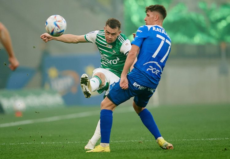 Maciej Gajos (L) i Adam Ratajczyk (P) z PGE FKS Stali Mielec podczas meczu Ekstraklasy, 30 bm. (gj) PAP/Adam War¿awa