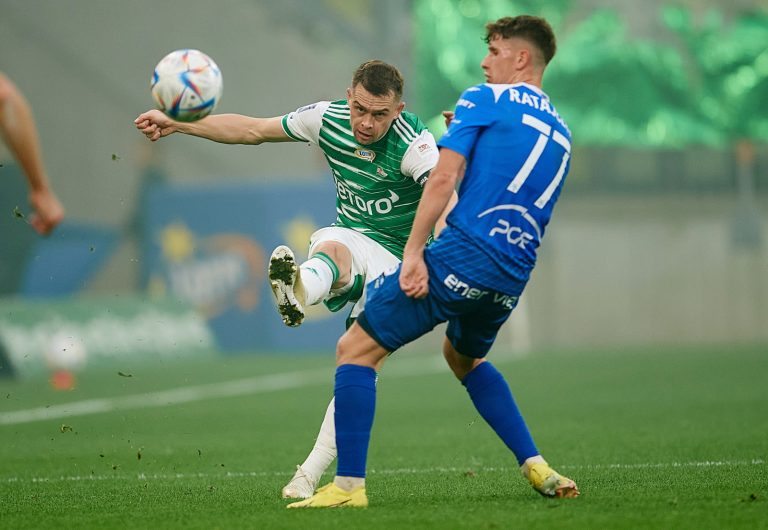 Maciej Gajos (L) i Adam Ratajczyk (P) z PGE FKS Stali Mielec podczas meczu Ekstraklasy, 30 bm. (gj) PAP/Adam War¿awa