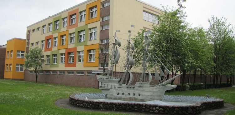 Fot. Wikipedia / Pod ogrody zagospodarowany będzie teren pod zachodni skrzydłem szkoły