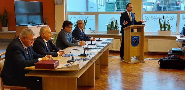 Na zdjęciu: przemawia wiceminister Marcin Horała (Fot. Facebook/Piotr Uściński)