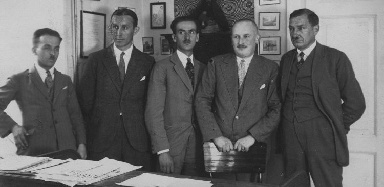 Na zdjęciu członkowie redakcji wileńskiego dziennika "Słowo", od lewej: Zygmunt Hartung, Kazimierz Luboński, Józef Mackiewicz, Witold Tatarzyński, Bolesław Wit-Święcicki. (fot. Wacław Żyliński/NAC)