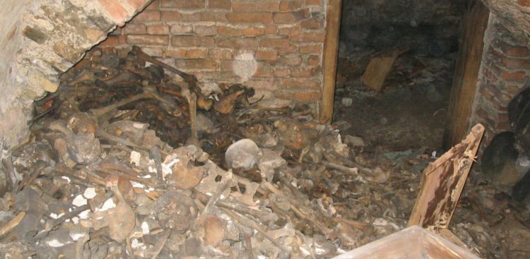 Kości ofiar spalonych w kościele św. Józefa w Gdańsku, ok. 2006 r. (fot. ze zbiorów Zgromadzenia Misjonarzy Oblatów Maryi Niepokalanej w Gdańsku)