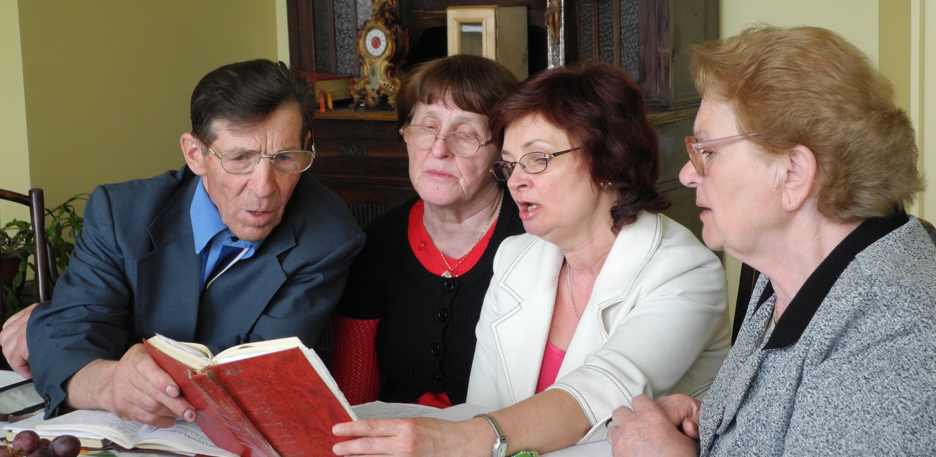 Grupa śpiewaków z podwileńskiej Mejszagoły, od lewej: Edward Jasewicz, Jadwiga Stankevičienė, JózefaMarkiewicz, Danuta Baranowska. (fot. Irena Masojć)