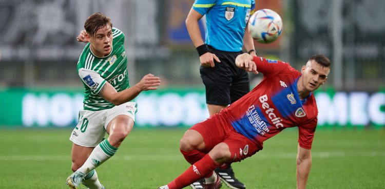 Gdańsk, 13.11.2022. Zawodnik Lechii Gdańsk Conrado (L) i Patryk Dziczek (P) z Piasta Gliwice podczas meczu 17. kolejki piłkarskiej Ekstraklasy, 13 bm. (js) PAP/Adam Warżawa