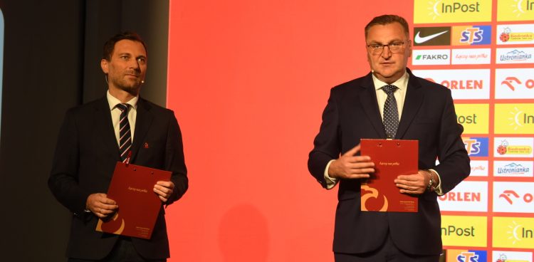 Warszawa, 20.10.2022. Trener piłkarskiej reprezentacji Polski Czesław Michniewicz (P) i Team Manager ds. sportowych i rzecznik prasowy PZPN Jakub Kwiatkowski (L) podczas ogłoszenia kadry na MŚ w Katarze, 10 bm. Wydarzenie miało miejsce w Fabryce Norblina, gdzie od 29 października, można oglądać wystawę „Polska na Mundialach” przygotowaną przez Polski Związek Piłki Nożnej we współpracy z Biblioteką Piłkarstwa Polskiego PZPN. (mk) PAP/Andrzej Lange