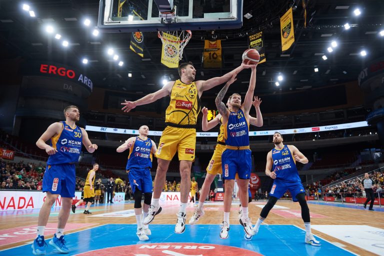 Sopot, 20.11.2022. Koszykarz Trefla Sopot Ivica Radic (C-L) i Aigars Skele (C-P) z BM Stali Ostrów Wkp. podczas meczu Ekstraklasy, 20 bm. (gj) PAP/Adam War¿awa