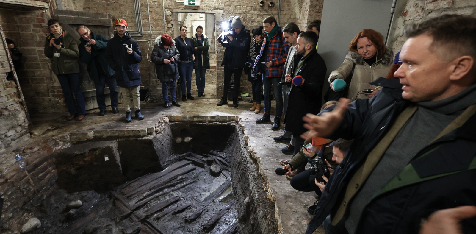 Odkrycie fragmentu wzmocnienia wału obronnego z X w. w piwnicach Ratusza Głównego Miasta (fot. Radio Gdańsk/Roman Jocher)
