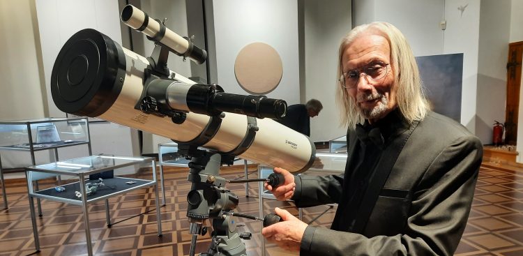 Giedymin Jabłoński, kurator wystawy "Kosmos Lem Biżuteria", autor instalacji "Materia Prima" - teleskopu Newtona z bryłką bursztynu bałtyckiego. (Fot. Michał Rzepiak)