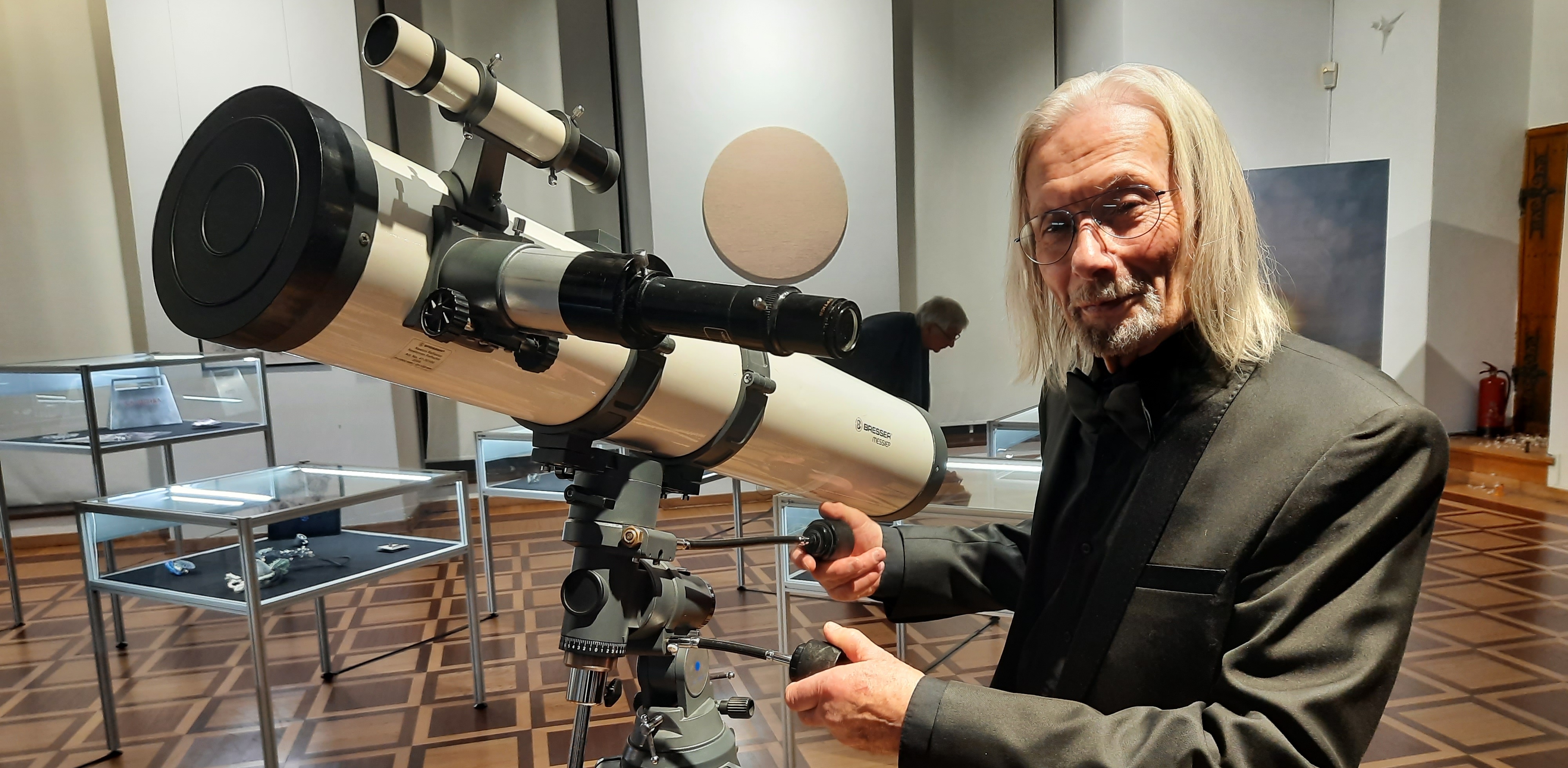 Giedymin Jabłoński, kurator wystawy "Kosmos Lem Biżuteria", autor instalacji "Materia Prima" - teleskopu Newtona z bryłką bursztynu bałtyckiego. (Fot. Michał Rzepiak)