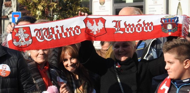 Na zdjęciu red. Danuta Skalska (druga od prawej) podczas obchodów Narodowego Święta Niepodległości w Bytomiu (fot. archiwum Danuty Skalskiej)