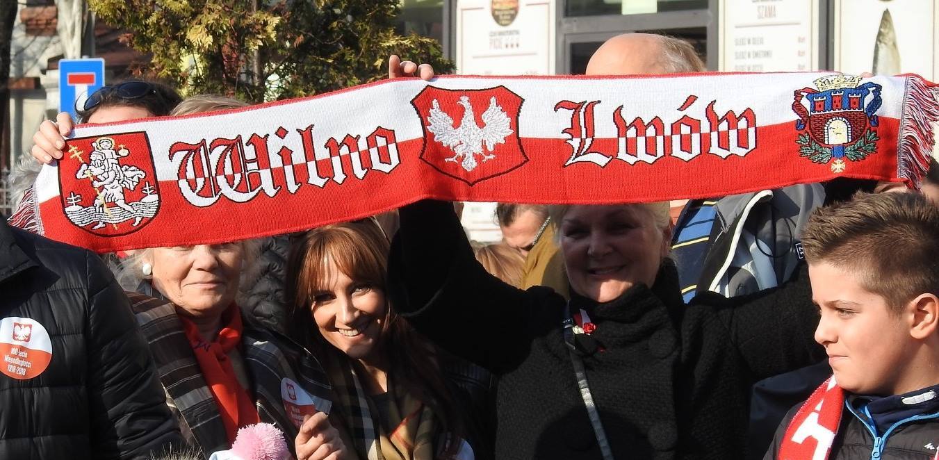 Na zdjęciu red. Danuta Skalska (druga od prawej) podczas obchodów Narodowego Święta Niepodległości w Bytomiu (fot. archiwum Danuty Skalskiej)