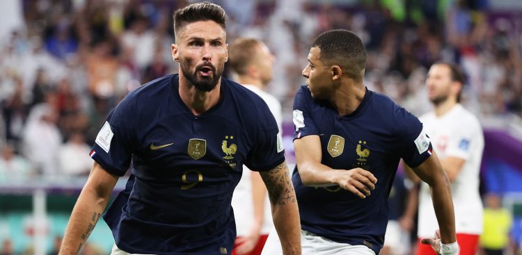 epa10348069 Olivier Giroud (L) of France celebrates with teammate Kylian Mbappe (R) after scoring the 1-0 lead during the FIFA World Cup 2022 round of 16 soccer match between France and Poland at Al Thumama Stadium in Doha, Qatar, 04 December 2022. EPA/Ali Haider
Dostawca: PAP/EPA.